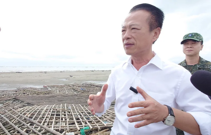 翁章梁勘查嘉義養殖災損　漁民盼儘速恢復供電