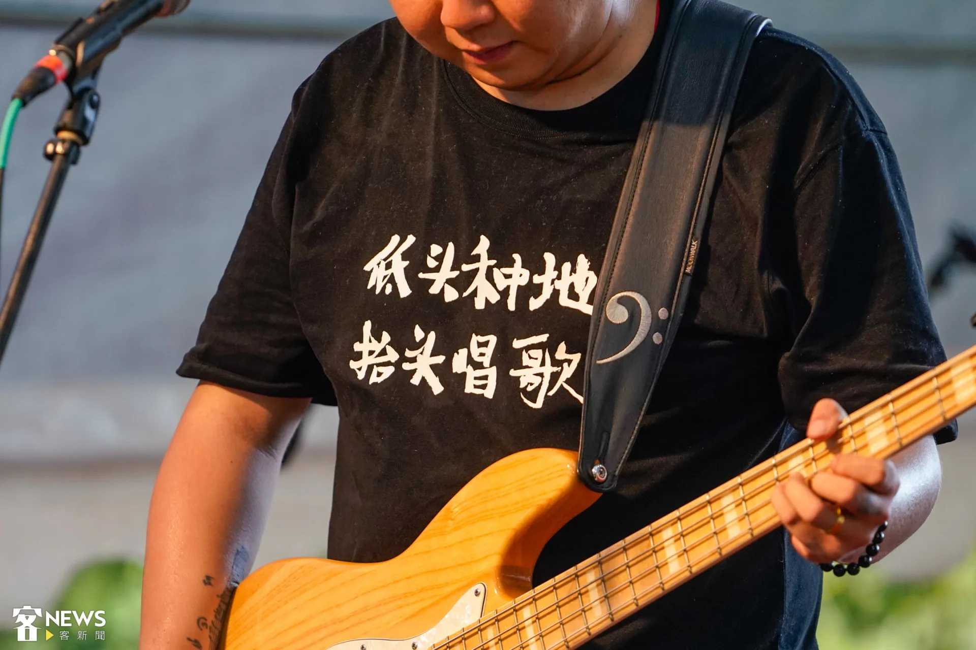 「瓦依那樂隊」來自廣西壯族的半農半歌樂團,「低頭種地,抬頭唱歌」是他們想帶給觀眾的概念。朱愷元攝