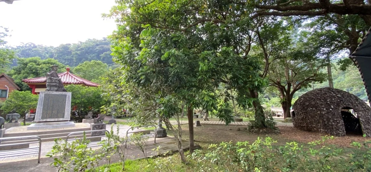 木魚禪音在黃南球雕像前方。張維安攝