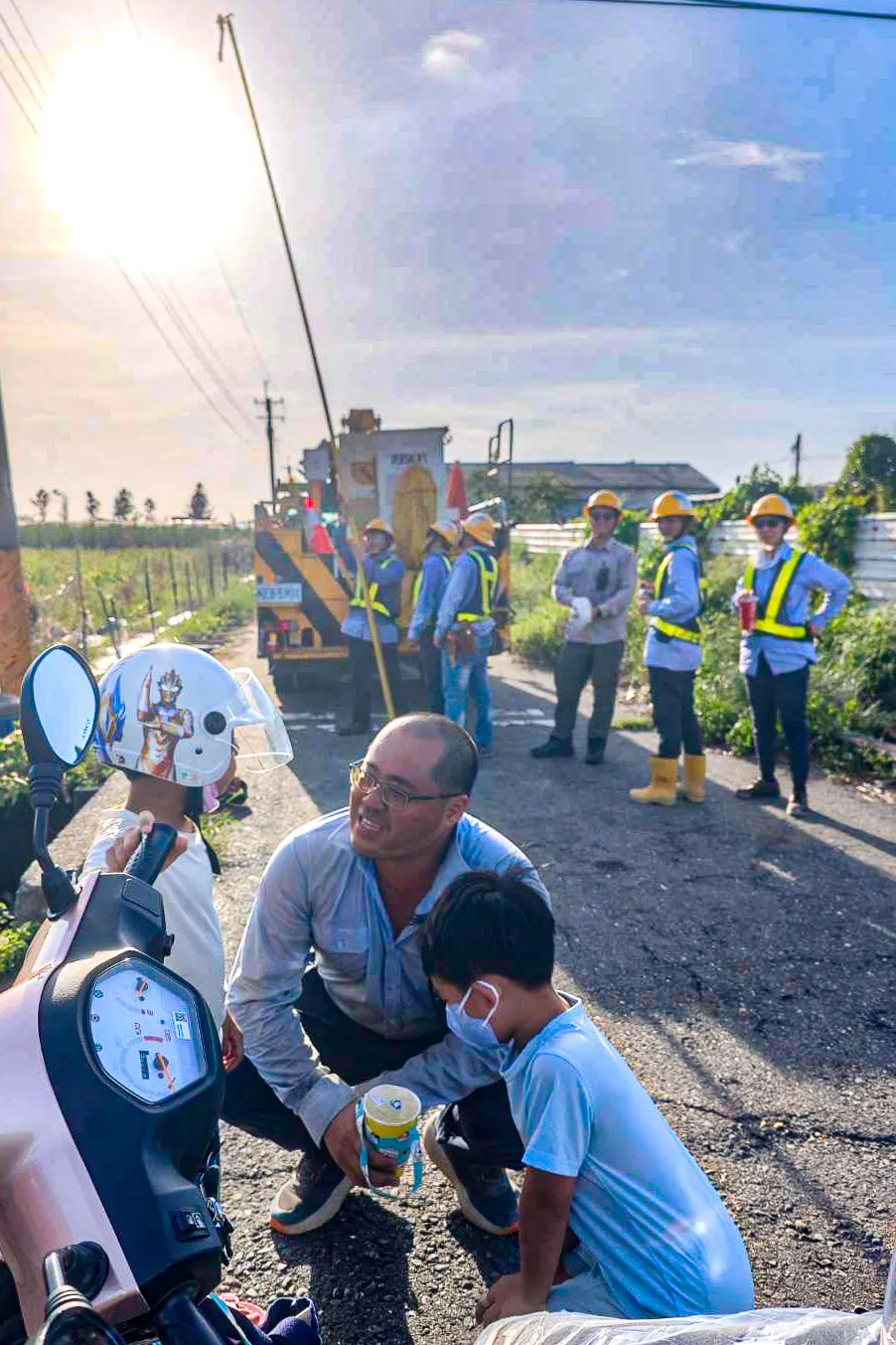 台電嘉義區線路課副班長郭枝茂孩子奔赴搶修現場探班。台電嘉義區營業處提供