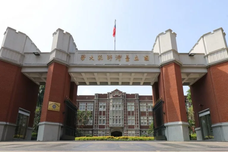 立委陳培瑜去（2024）年揭露，國科會的精準運動科學研究計畫中，台師大女足周姓教練要求選手配合實驗長達數年，連續14天須配合抽血，學生不配合就威脅扣住畢業學分或退學等。翻攝台師大官網