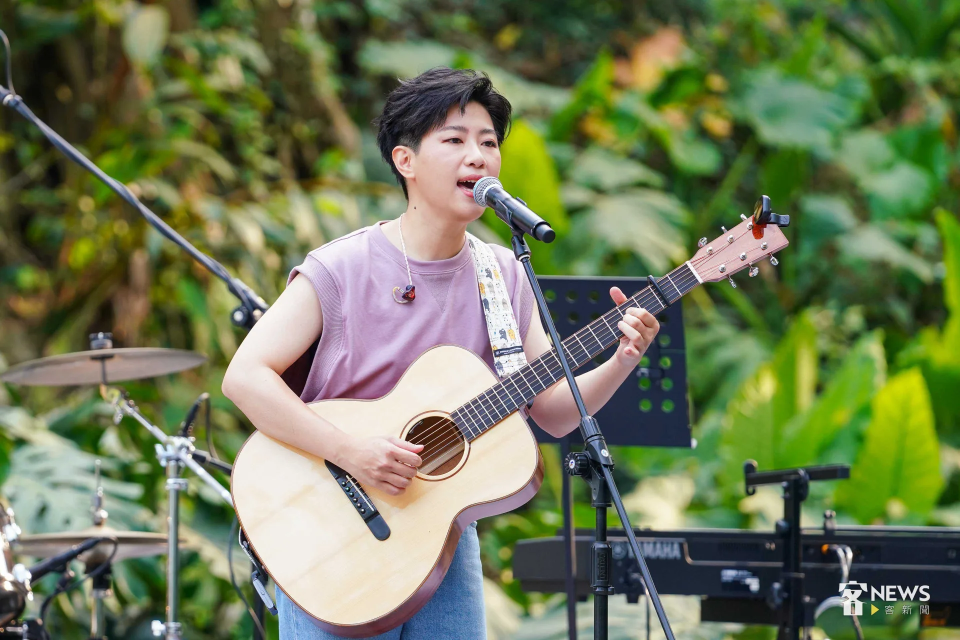 客家歌手邱舒將在大阪.關西世博演出「島嶼之聲—廟埕前的謝神戲」。李台源攝(資料照)