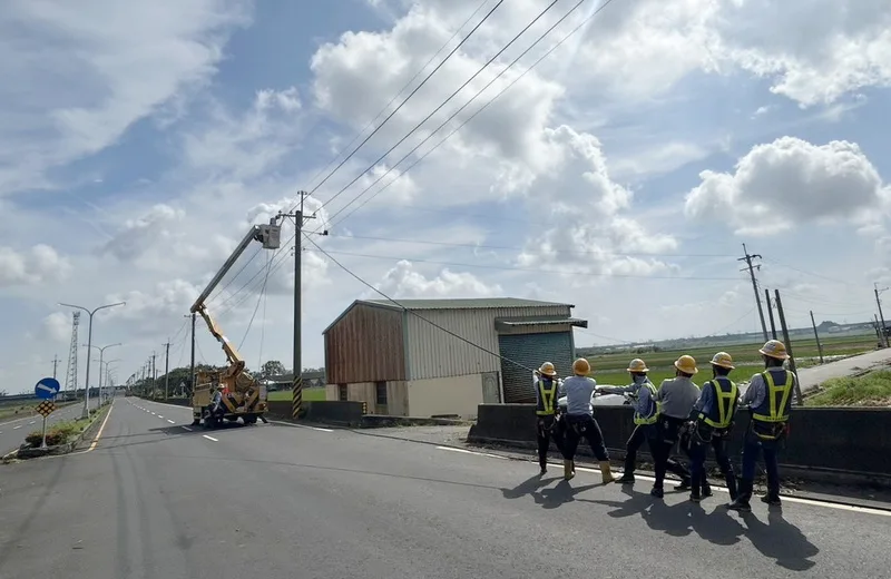 颱風丹娜絲造成嚴重災情,台電工班人員烈日下協力搶修電路。目前仍有3千多戶尚未復電。台電提供