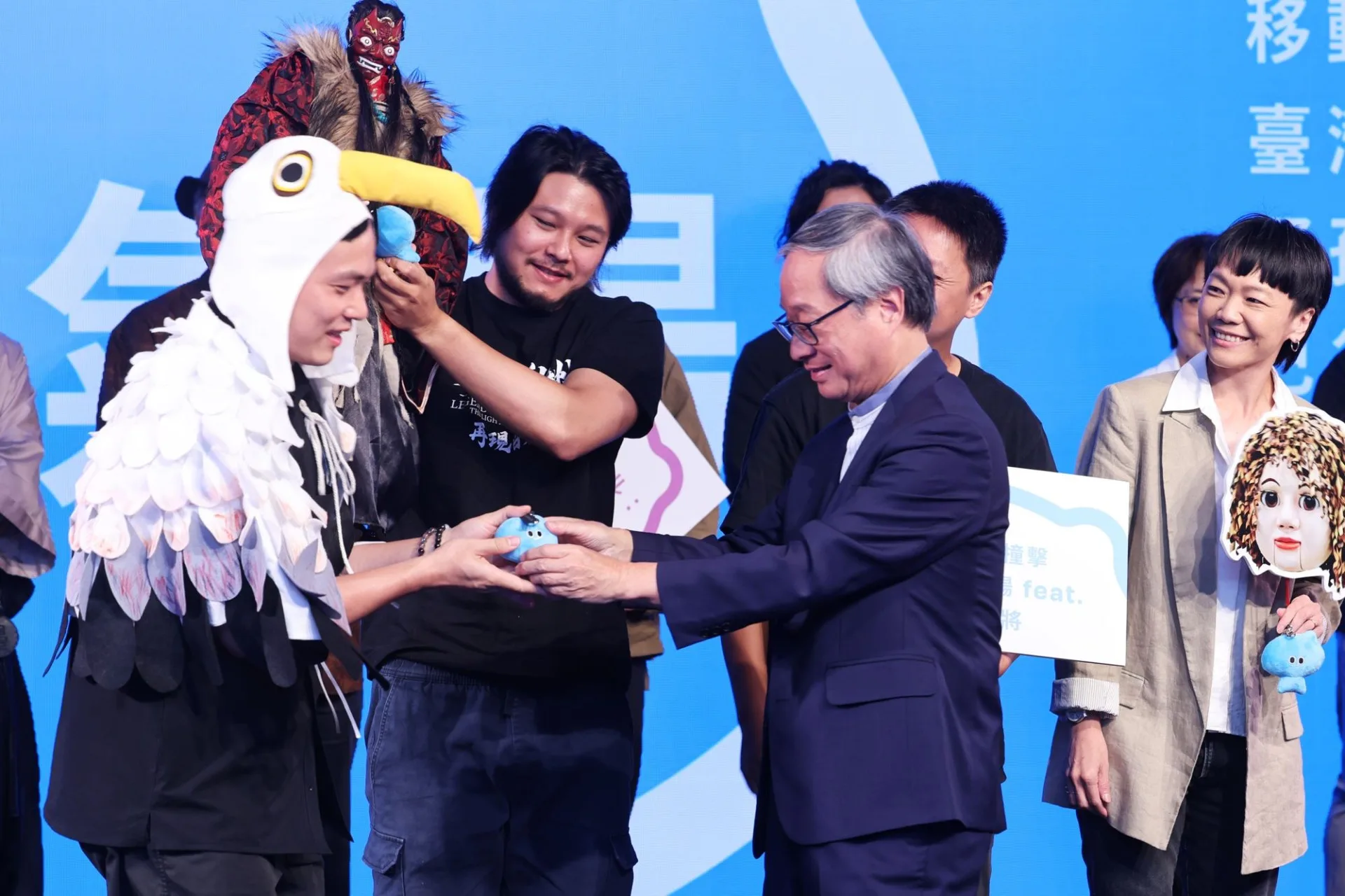 文化部長李遠(前右)頒發a-We給「We TAIWAN」參演團隊代表。文化部提供