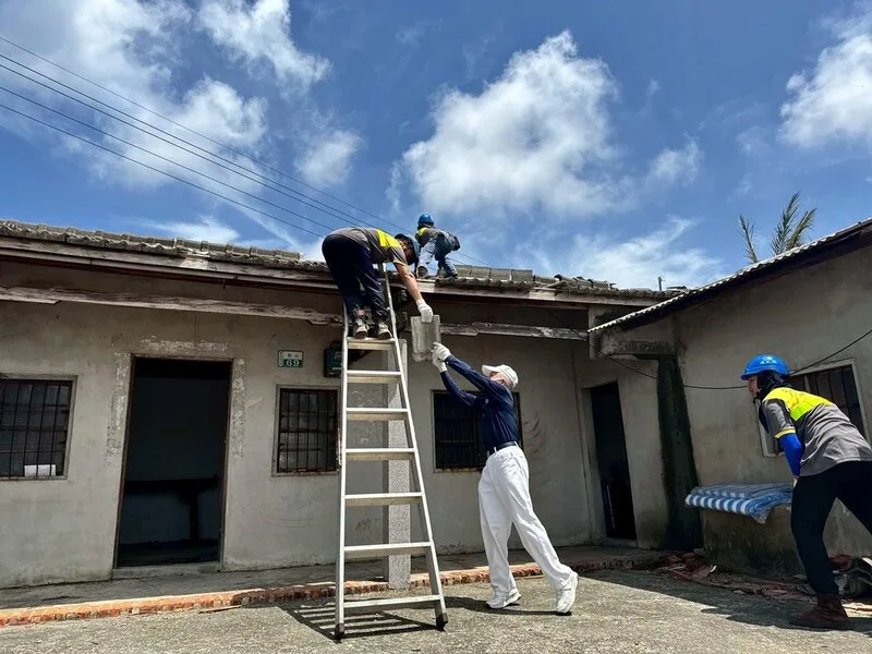 嘉義沿海鄉鎮受颱風丹娜絲重創,強風吹掀屋頂、房屋嚴重破損,慈濟志工提供帆布遮風擋雨,協助災民災後復原。慈濟嘉義聯絡處提供