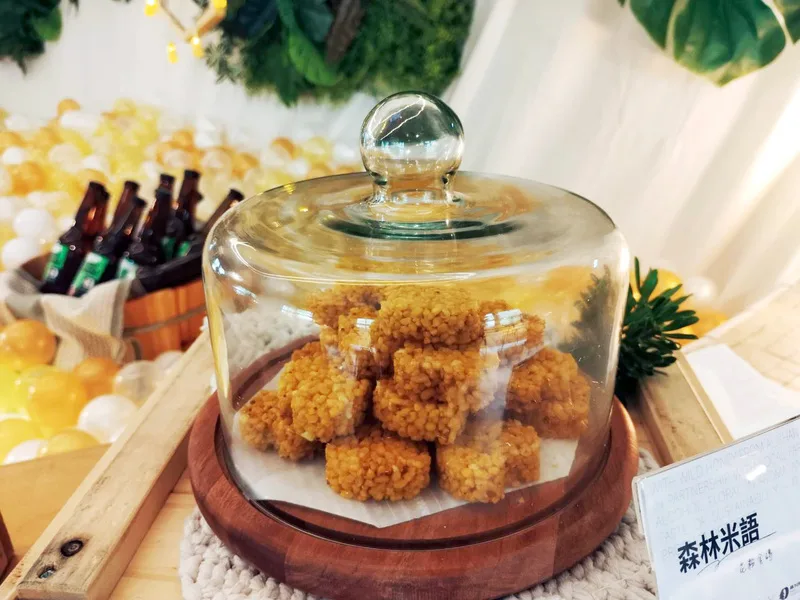 阿里山森林推出千種花蜜釀的啤酒，以及老少咸宜的花粉米餅，特色為金黃色心形，充滿森林蜜花粉的香氣，14日在台北舉行產品發表會。中央社