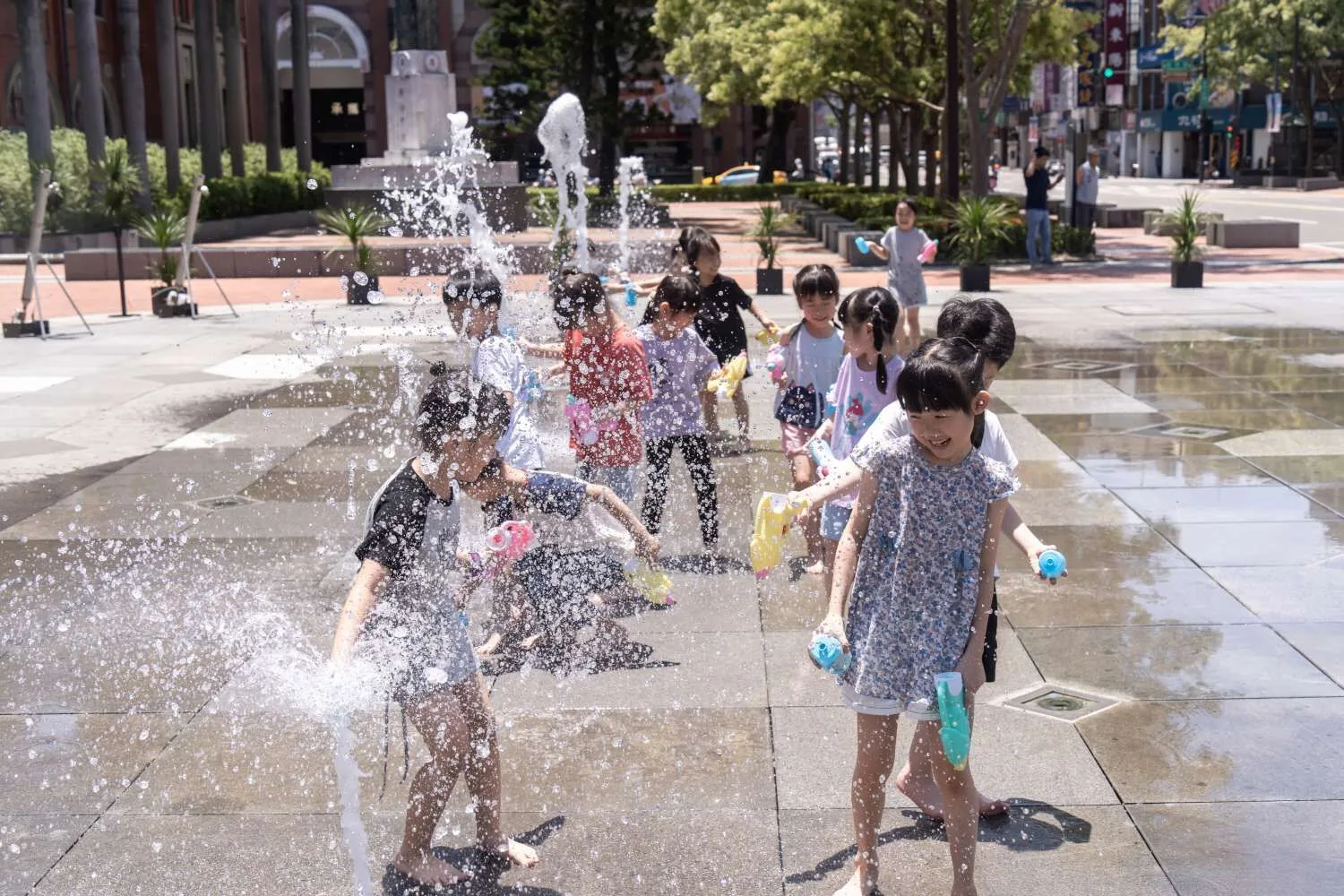 夏日炎炎,孩童戲水不亦樂乎。新竹市政府提供