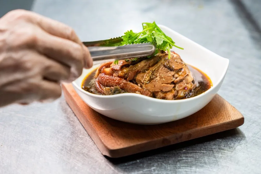 「來得福客家餐廳」以傳統梅干扣肉與福菜肉片湯詮釋家常滋味。新北市客家局提供
