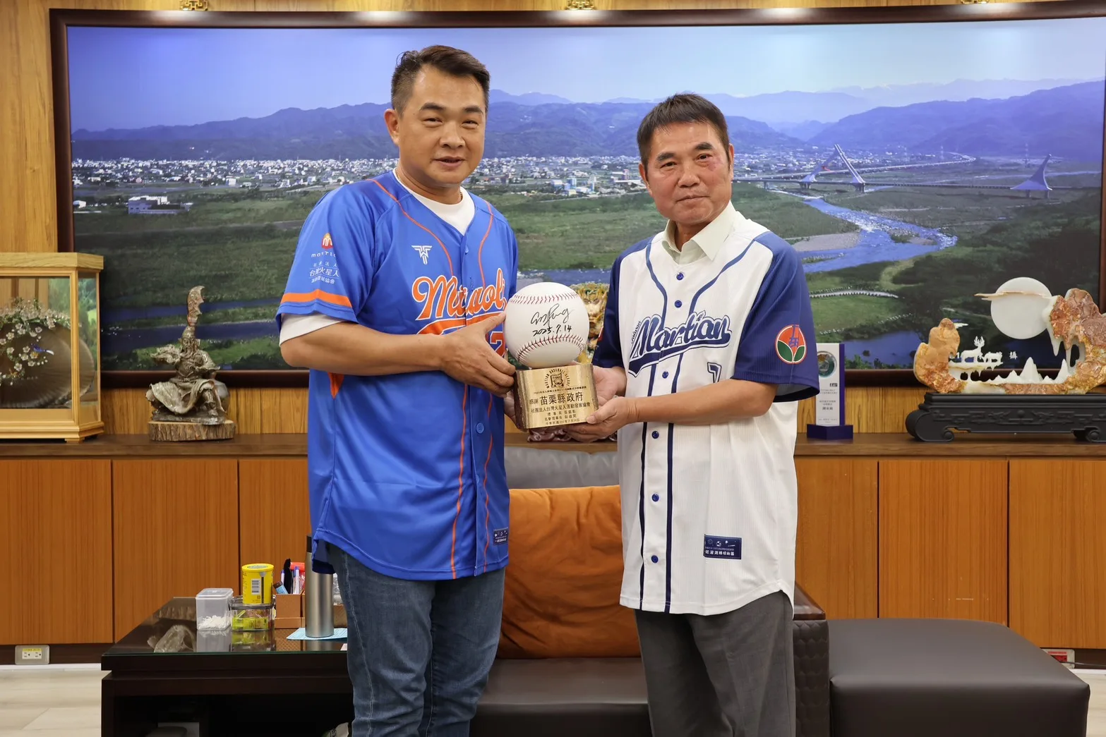 中華職棒前明星球員恰恰彭政閔,14日拜會苗栗縣長鍾東錦。苗縣府提供