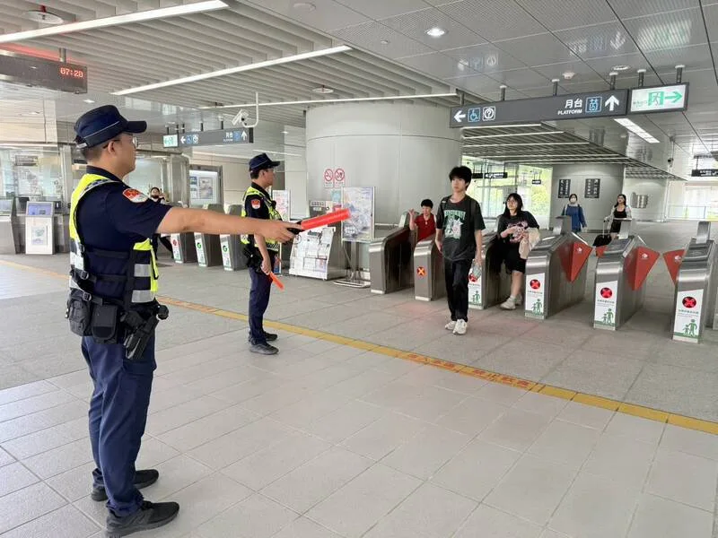 中部地區15日舉行城鎮韌性防空演習,警方進駐中捷站內,管制乘客於站內停留避難。警方提供
