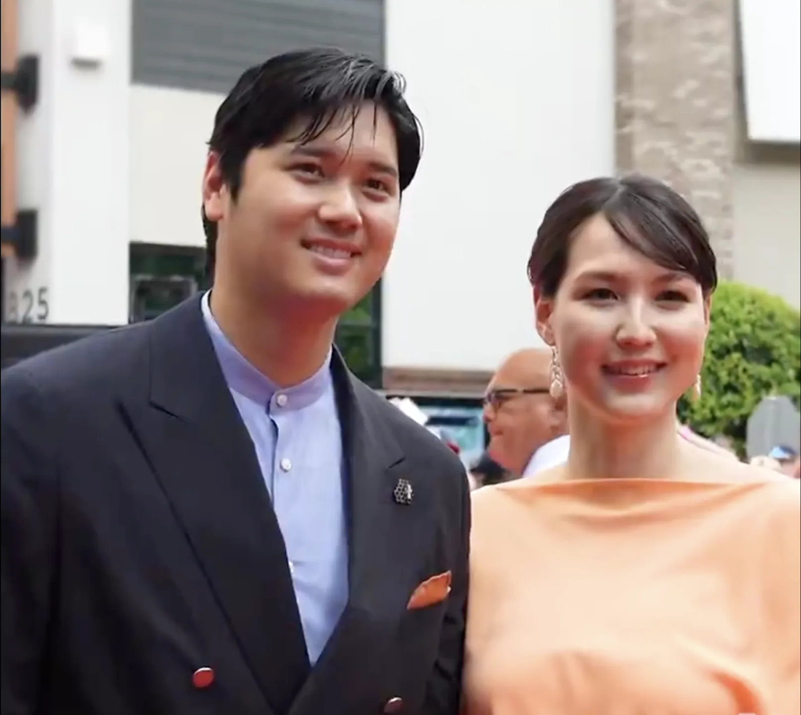 日本球星大谷翔平（Shohei Ohtani），牽著妻子田中真美子（Mamiko Tanaka）走紅毯。翻攝自 道奇X
