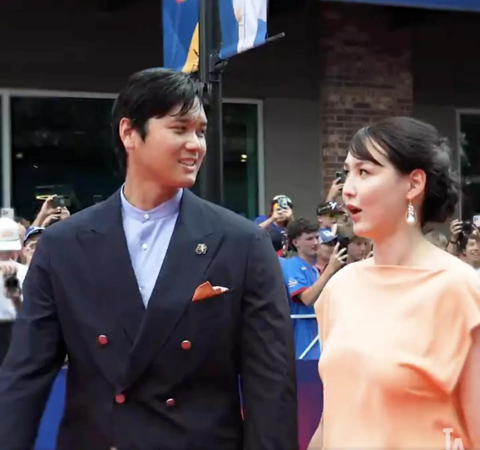 日本球星大谷翔平（Shohei Ohtani），牽著妻子田中真美子（Mamiko Tanaka）走紅毯。翻攝自 道奇X