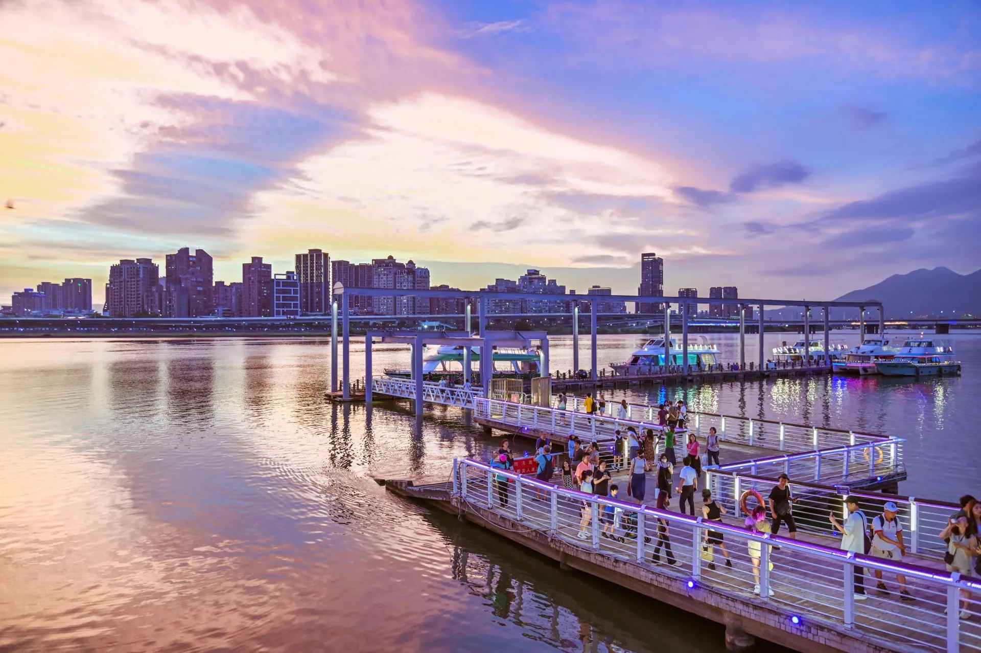 搭乘大稻埕碼頭藍色水路，可以不同角度飽覽台北河岸美景。北市府觀傳局提供
