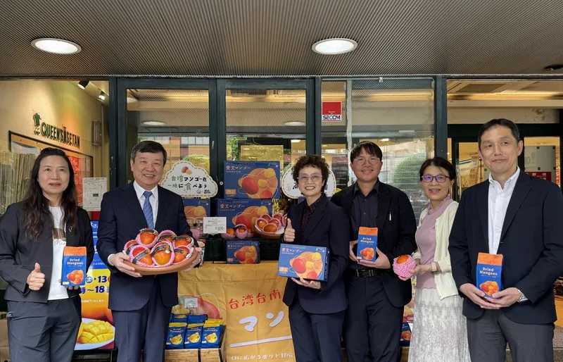 台南愛文芒果上架東京頂級超市備受好評,QUEEN’S ISETAN小石川店舉行試吃會開幕式。中央社