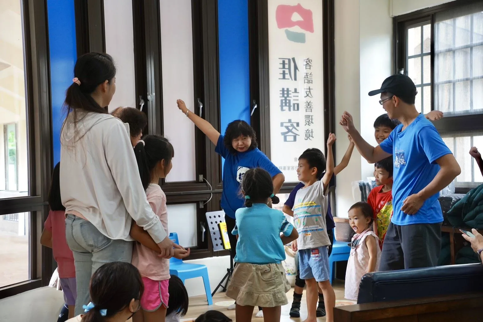 志工用客語說故事。屏東縣政府提供