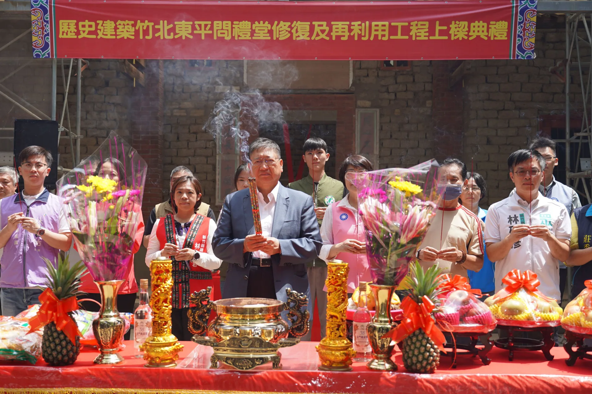 2007年登錄為歷史建築的竹北東平問禮堂，今天（17日）舉辦上梁典禮。新竹縣政府提供