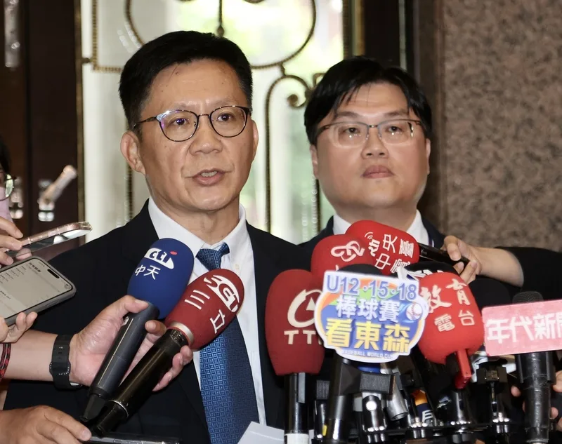民進黨立委范雲等17日陪同台師大抽血案受害學生到教育部，會後達成7點共識，包括成立單一申訴窗口、組跨部會專案小組及撤銷教練周台英教練證等。教育部次長張廖萬堅（左）、朱俊彰（右）。中央社