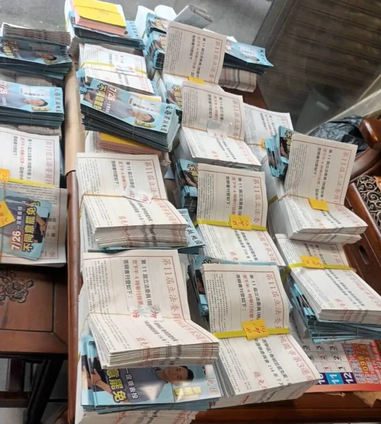 王義川17日揭露罷免公告夾帶「不同意罷免」文宣。翻攝Threads
