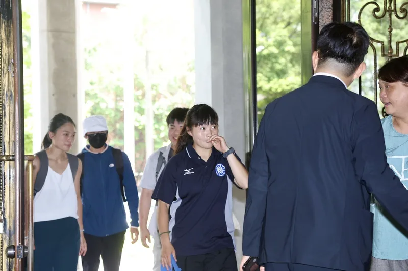 台師大女足抽血案，教育部17日會見吹哨者簡奇陞（右3）等受害學生，以瞭解案情。中央社