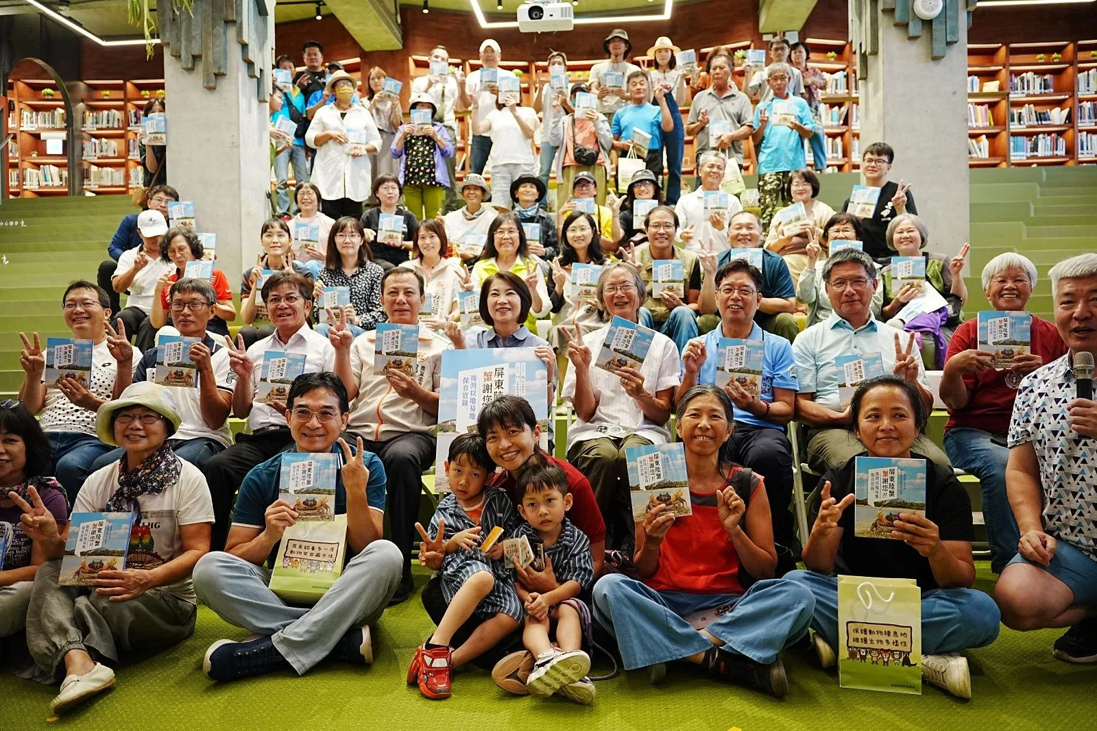 保育工作者、社區居民齊聚新書發表會。屏東縣政府提供