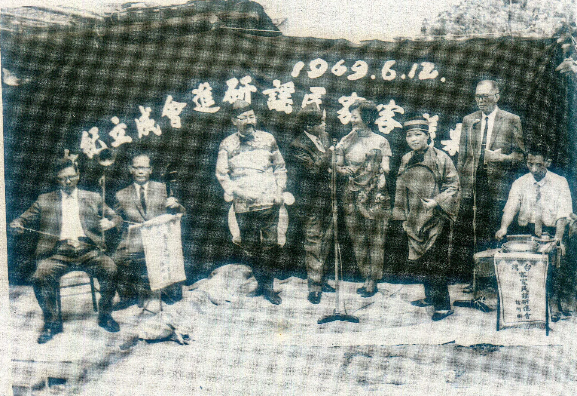 苗栗縣客家民謠研進會曾兩度組客家民謠訪問團到日本宣慰僑胞，圖為出國前預演，團員有琴師王順能（由右至左）、中原雜誌發行人謝樹新、歌手游春蘭、湯玉蘭、賴碧霞、團長饒見祥、國際唱片行老板彭雙琳、琴師張福營。賴碧霞提供