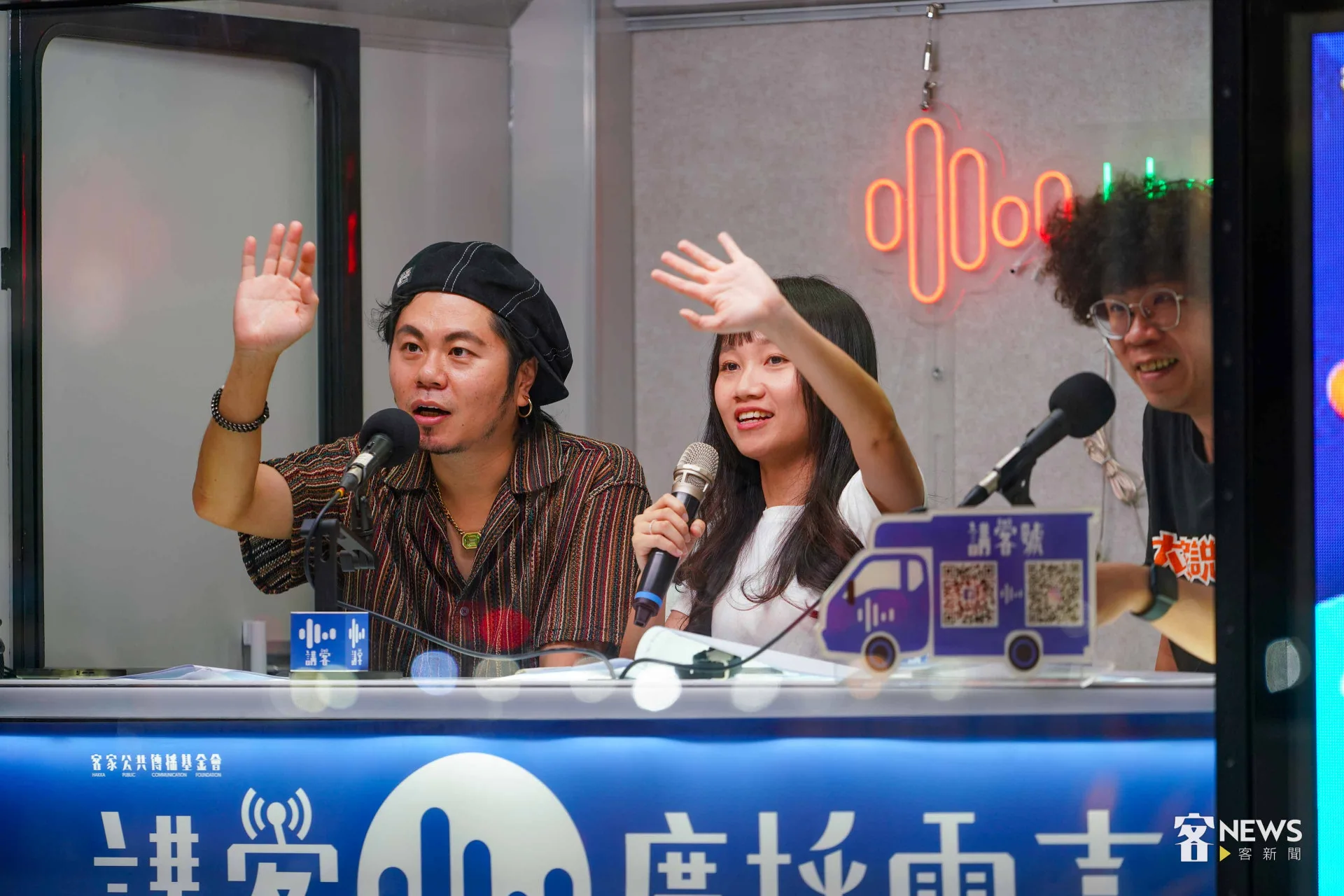 《作客REC&LiVE》把節目現場從東門市場搬到講客廣播電臺的5G行動直播車講客號。李台源攝