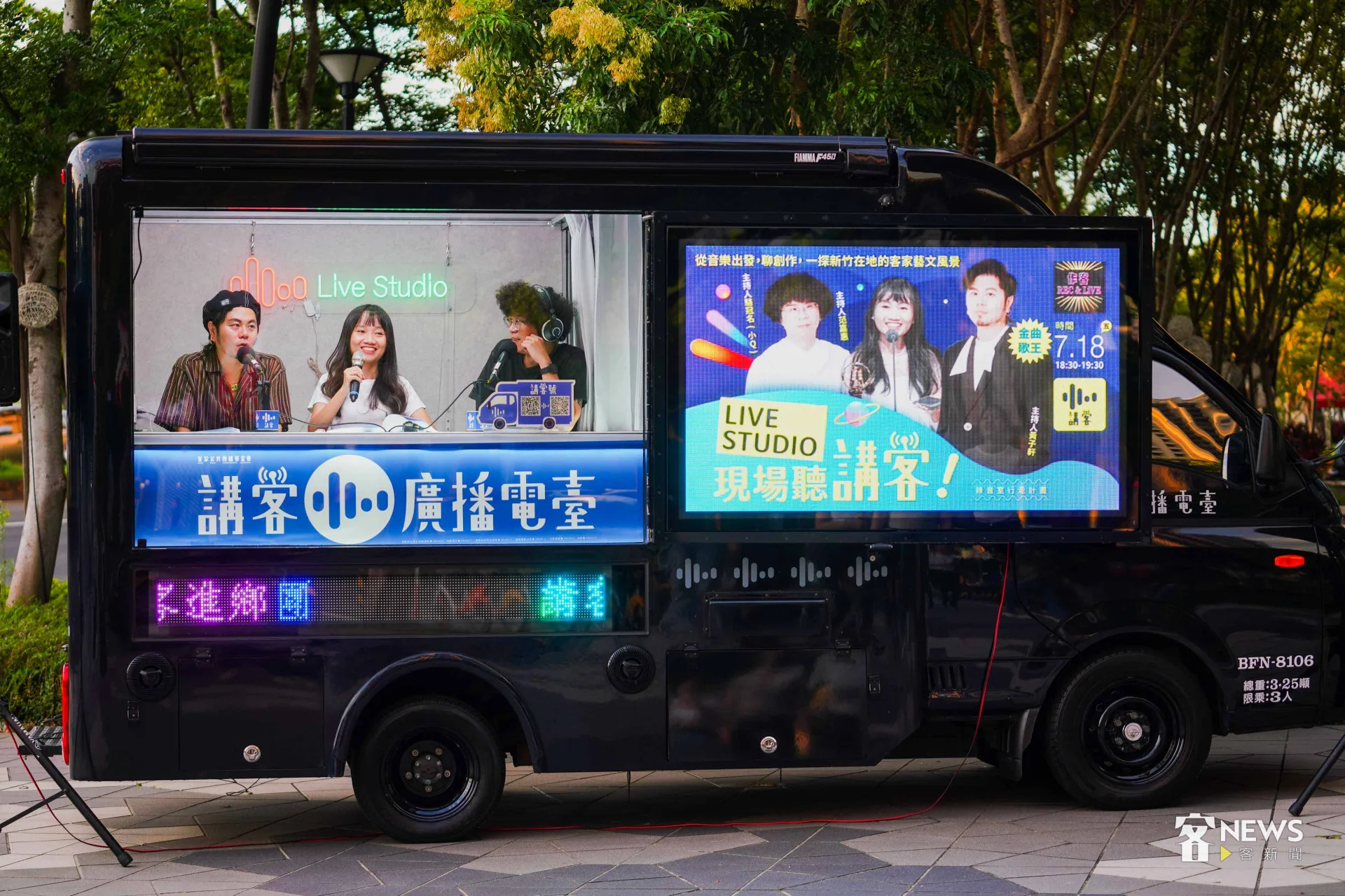 《作客REC&LiVE》把節目現場從東門市場搬到講客廣播電臺的5G行動直播車講客號。李台源攝
