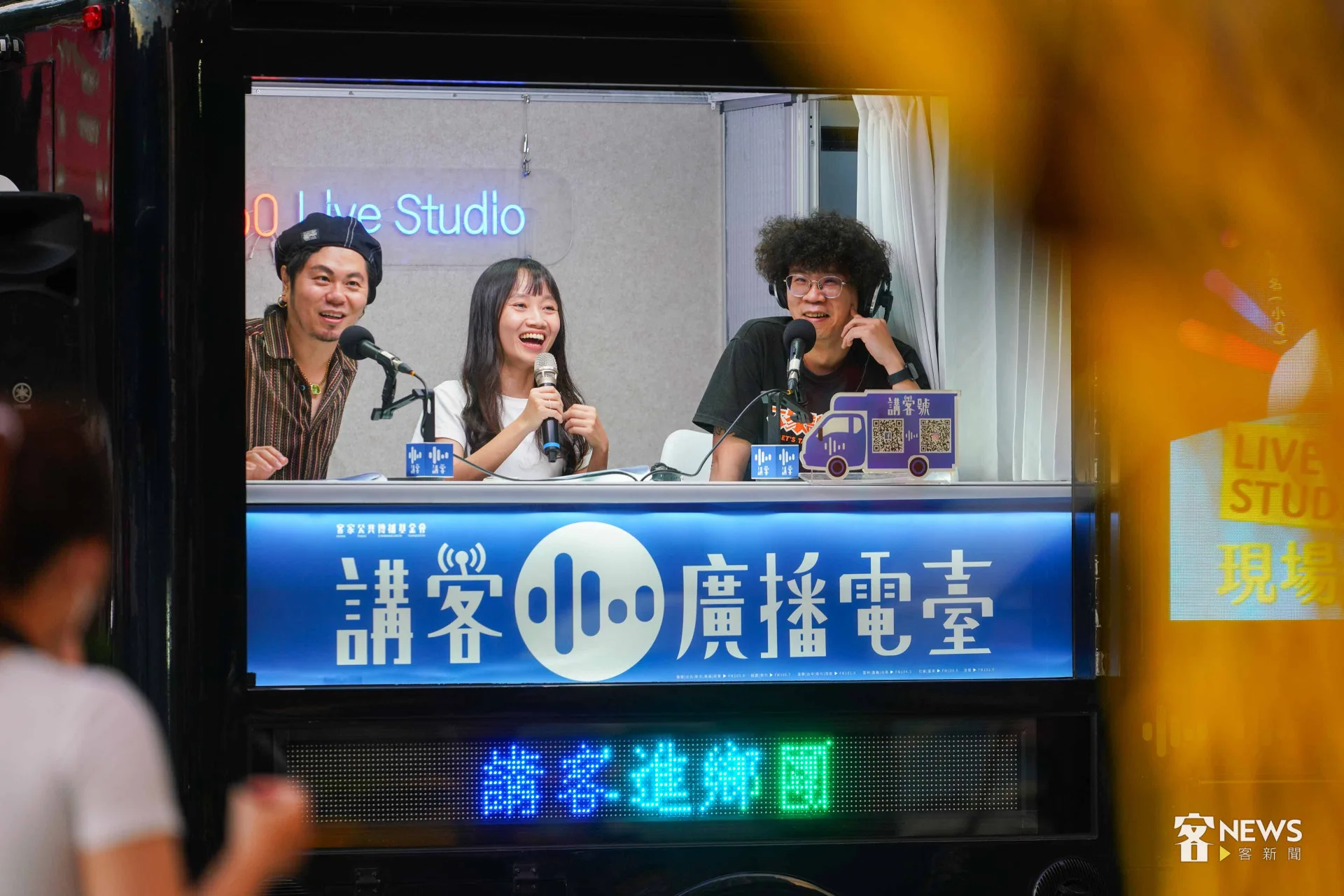 《作客REC&LiVE》把節目現場從東門市場搬到講客廣播電臺的5G行動直播車講客號。李台源攝