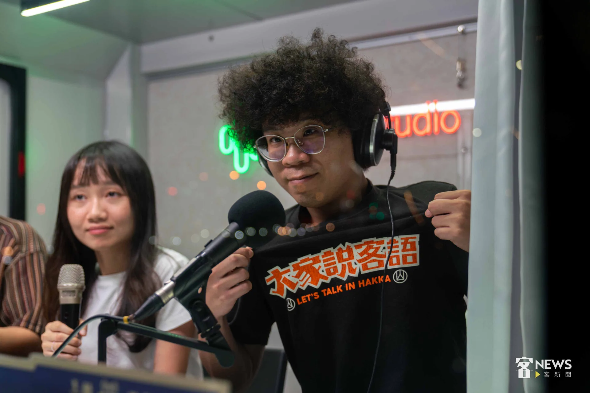 小Q今天特別穿著「大家說客語」的T-Shirt。李台源攝