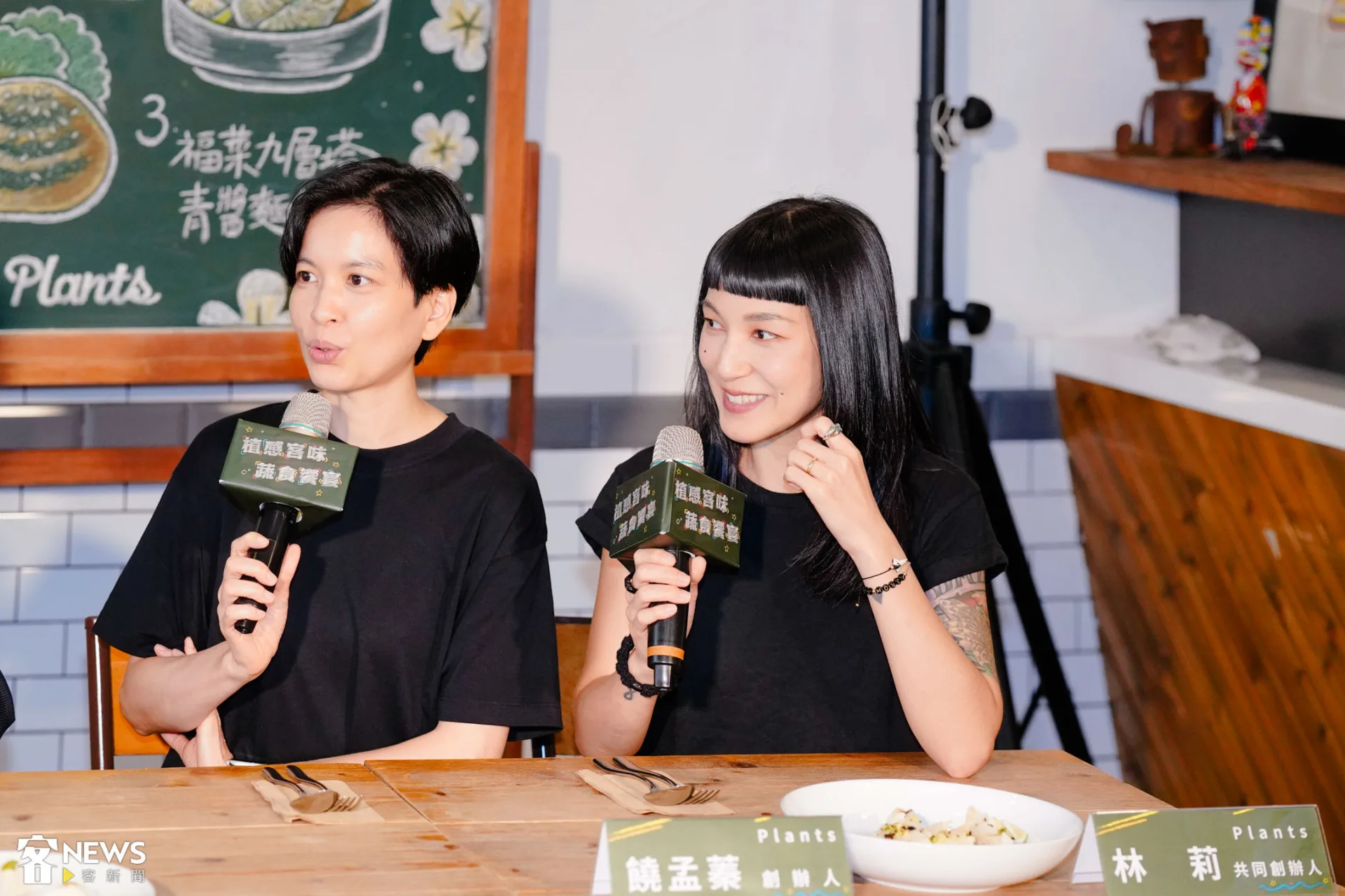 副主委教兩位創辦人說這次菜色的客家話。朱愷元攝