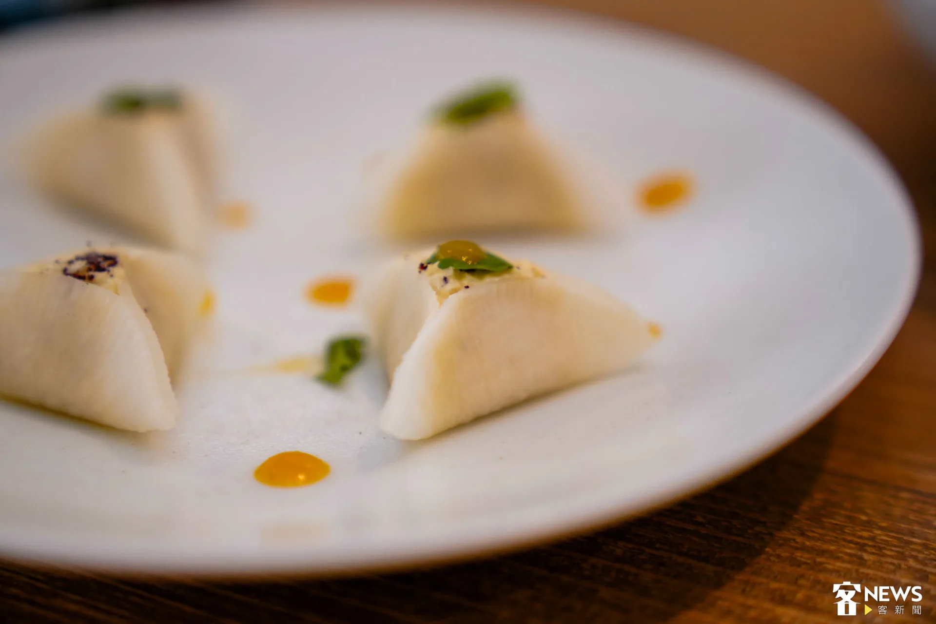 用蘿蔔片當餃子皮，裡面包了擂茶口味餅乾，搭配客家金桔醬。朱愷元攝