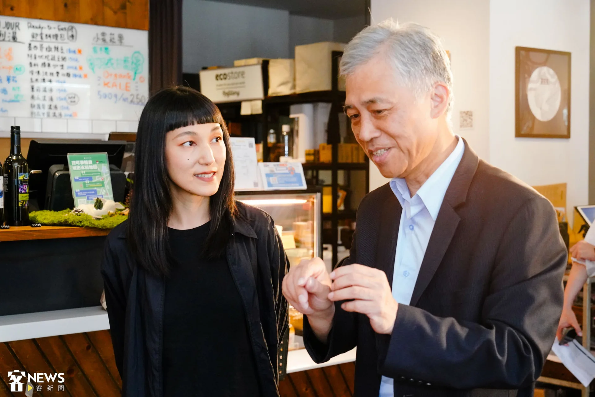 客委會副主委范佐銘(右)和主廚林莉(左)詢問這次菜色的發想。朱愷元攝
