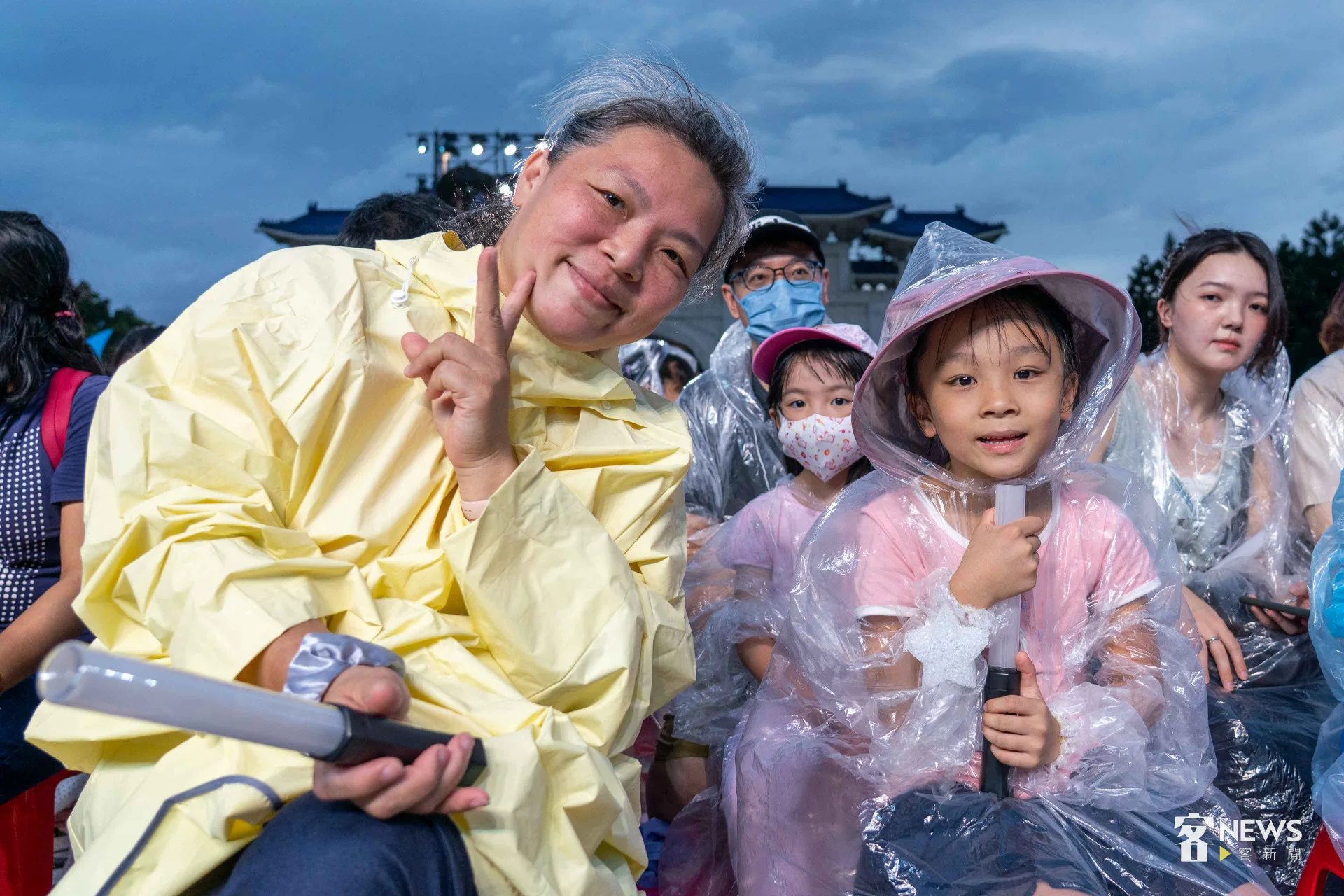 7歲的廖鈺欣（右）來自基隆，坐在第一排，滿懷期待晚上的演出。李台源攝