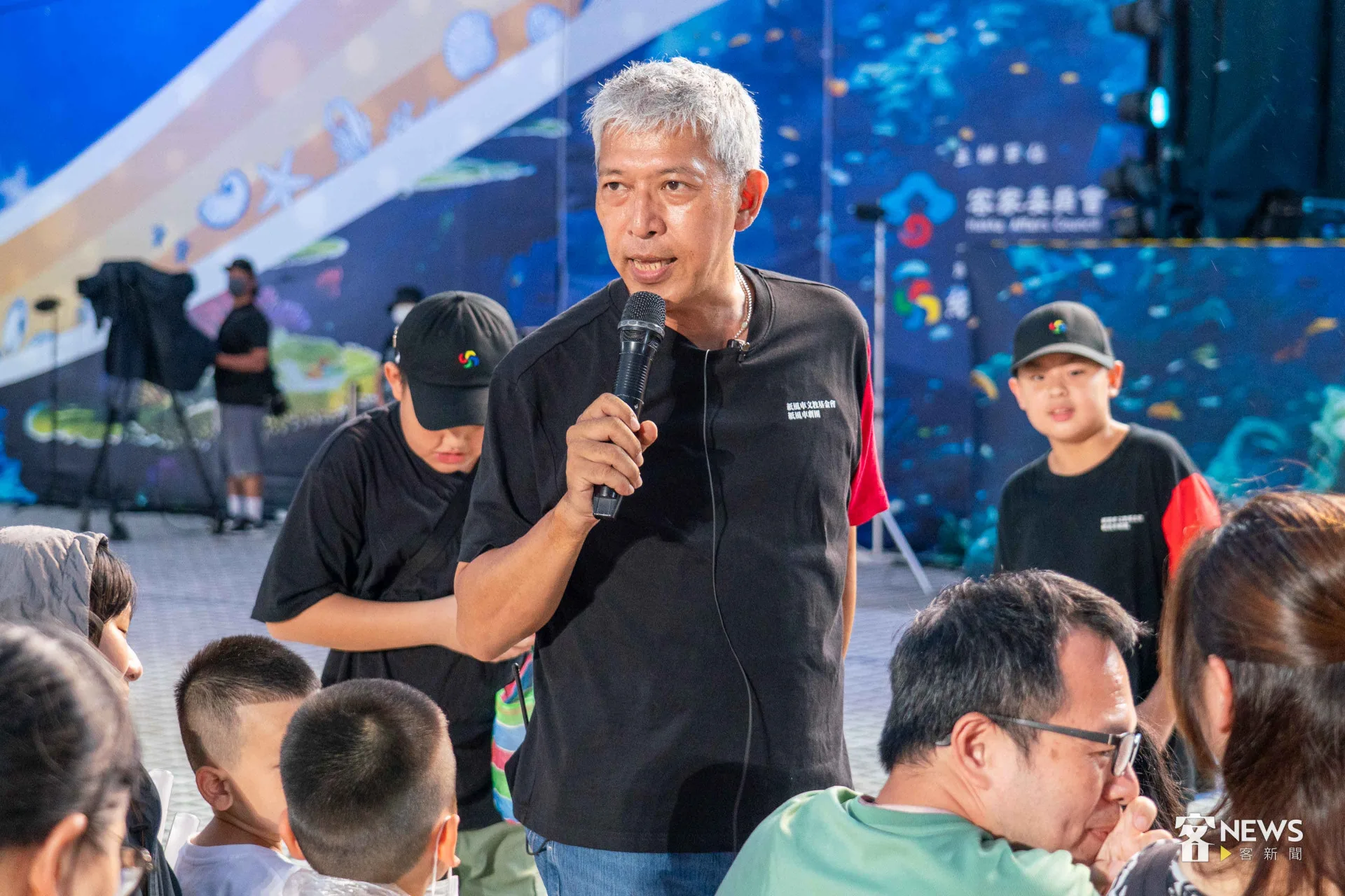 紙風車劇團團長任建誠在活動開始前與小朋友互動、唱客語歌。李台源攝