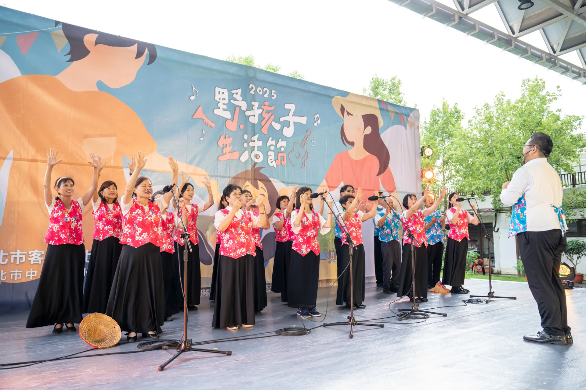 2025野孩子生活節舉辦樂齡歌謠大賽,優勝隊伍為台北市大安區安東社區發展協會。台北市客家文化基金會提供
