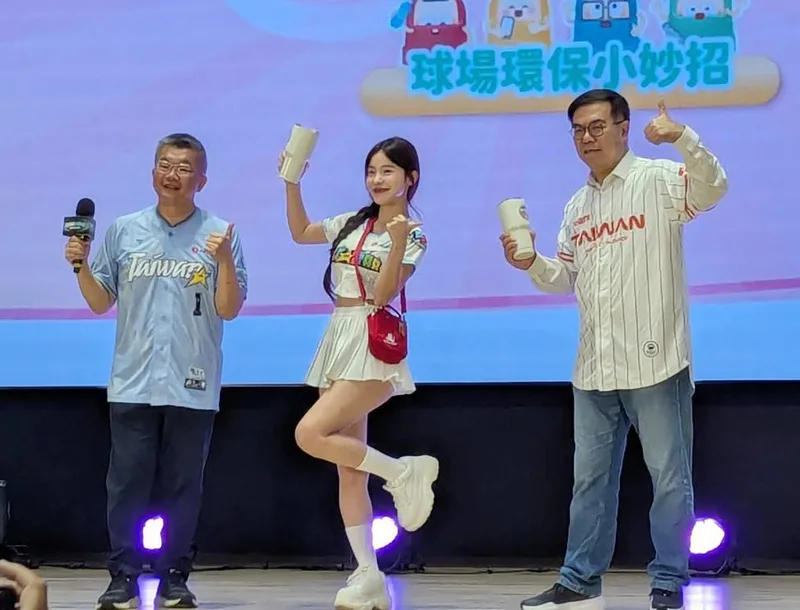 環境部21日與中職棒簽署合作備忘錄，由環境部長彭啓明（右）與中職會長蔡其昌（左）共同出席簽署儀式，並邀請資源循環推廣大使李多慧（中）一同見證。中央社