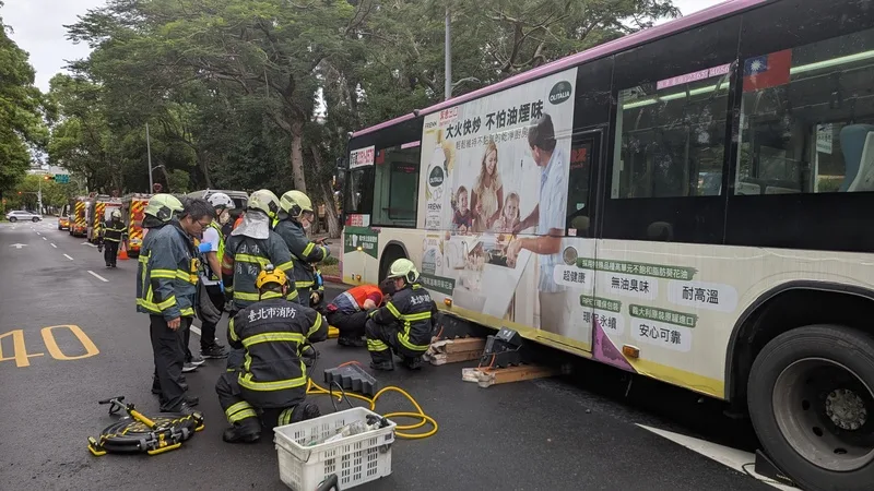 乳房外科醫師周佳正19日徒步行經中山南路、愛國東附近斑馬線，遭左轉公車撞倒，送醫不治。中央社