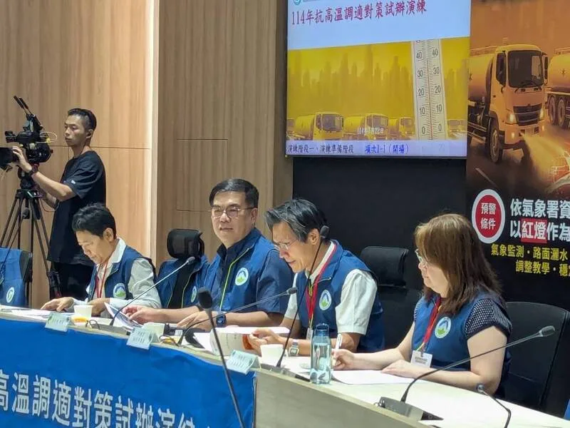 環境部22日舉辦抗高溫調適對策試辦演練,部長彭啓明(右3)表示,若等到氣溫達40度才開始準備,將相當艱困。中央社