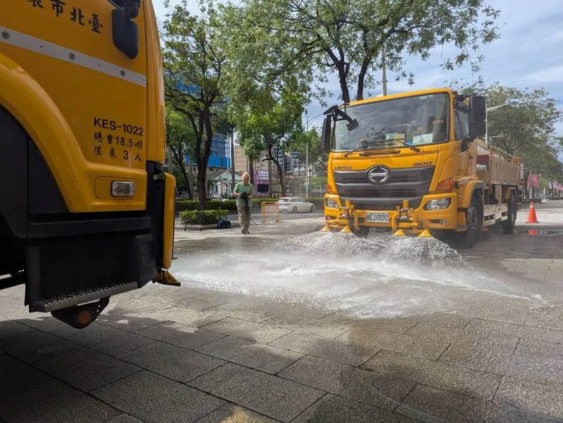 台北市出動2輛灑水車,演練因應高溫情境下如何灑水降溫。中央社