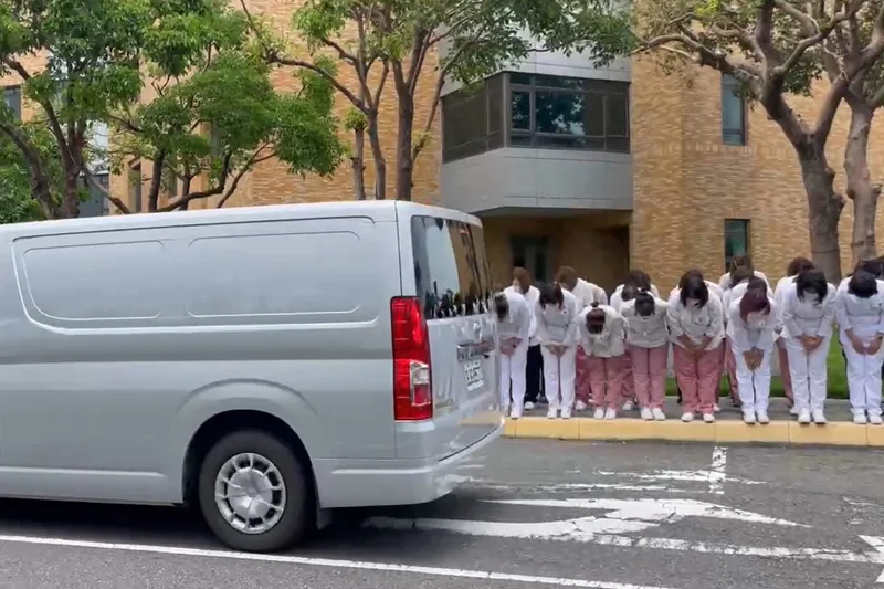 李元瀚家屬決定22日上午拔管並捐贈器官,載運李元瀚遺體車輛今天下午離開柳營奇美醫院時,醫院人員列隊鞠躬送行。中央社