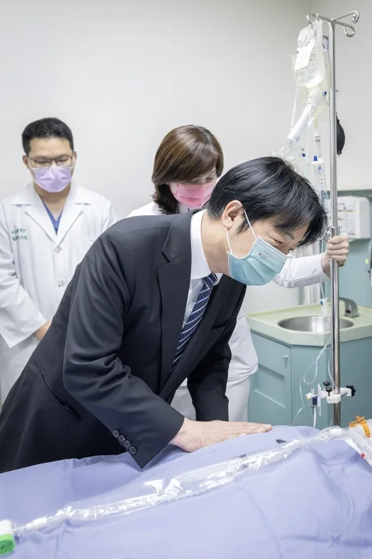 台電人員李元瀚15日下午遭電擊重傷,總統賴清德總16日親赴醫院探視,指示醫院全力搶救。總統府提供