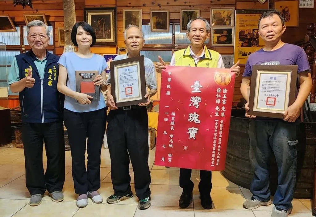 南投縣政府今年公告登錄「台灣天然漆產業技術」為南投縣文化資產保存技術,並認定徐玉富(中)、徐仁樑(右)為保存者。埔里鎮公所提供