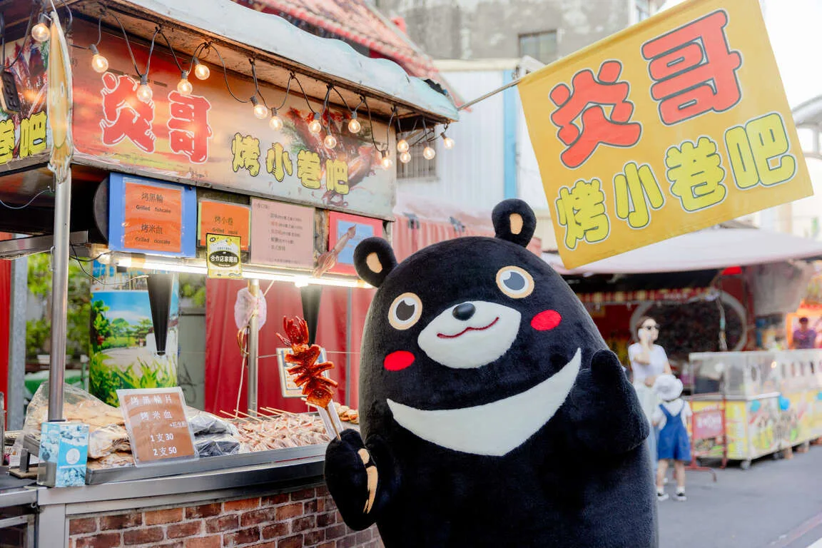 高雄熊在旗津老街品嘗美食。高市府提供