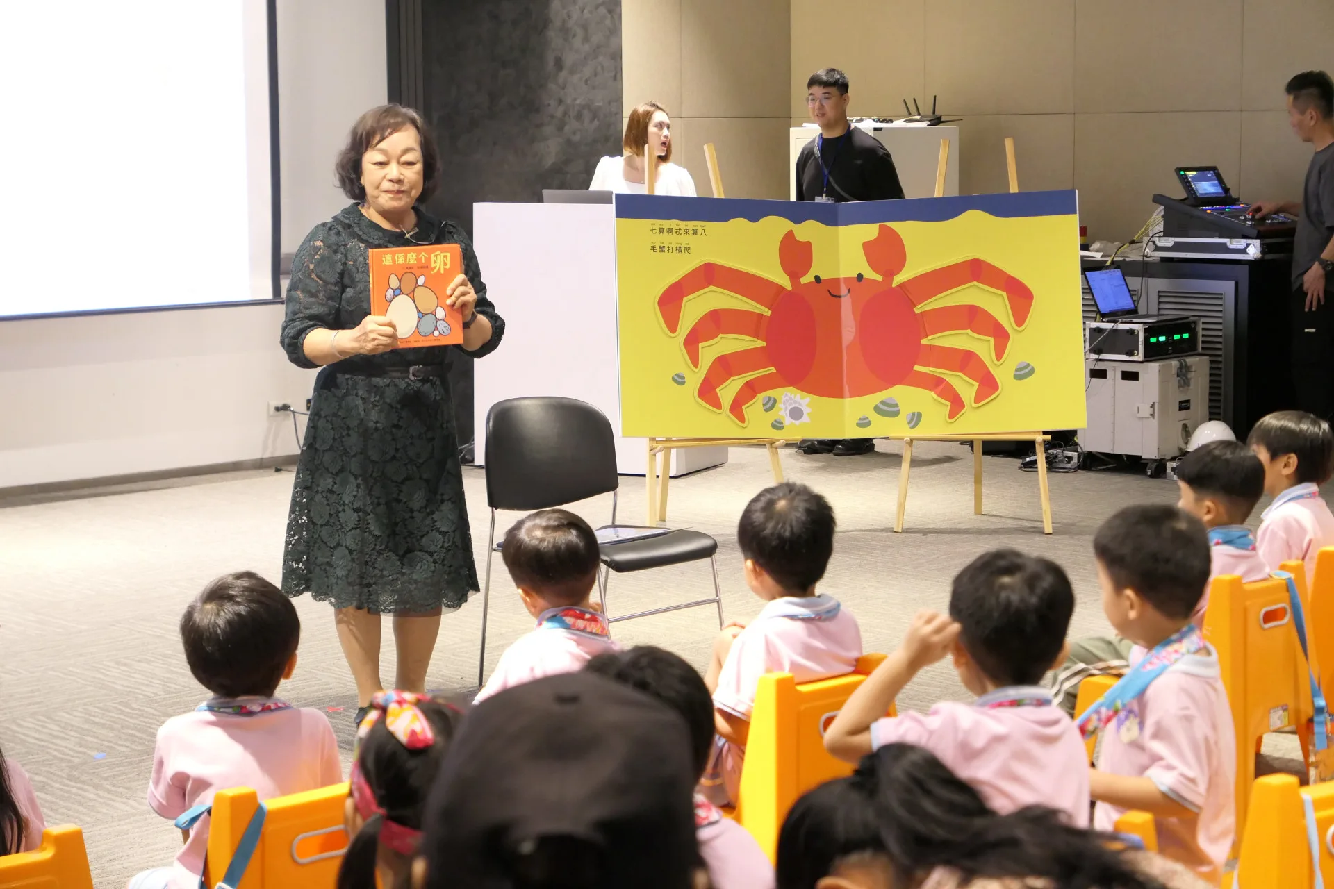 「客語薪傳師」鍾日英老師擔任客語說故事媽媽,呈現《這係麼个卵》翻翻書。客委會提供