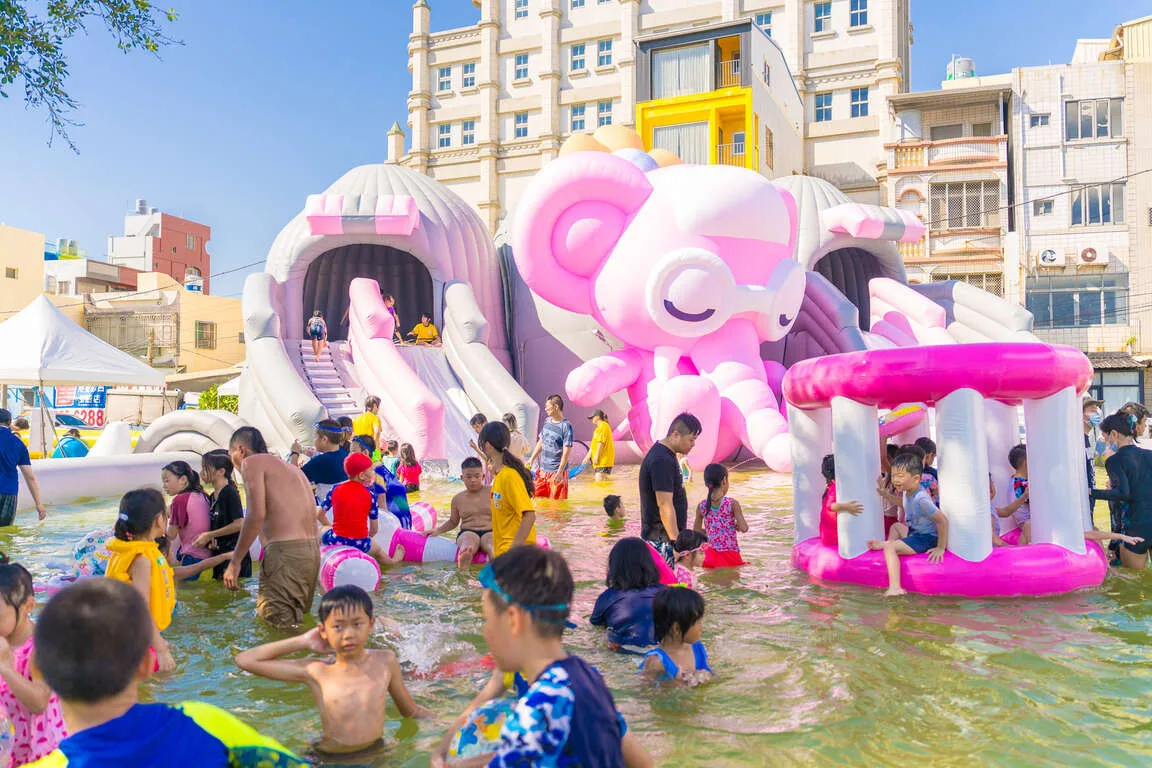 旗津氣墊水樂園是暑假一大親子活動。高市府提供