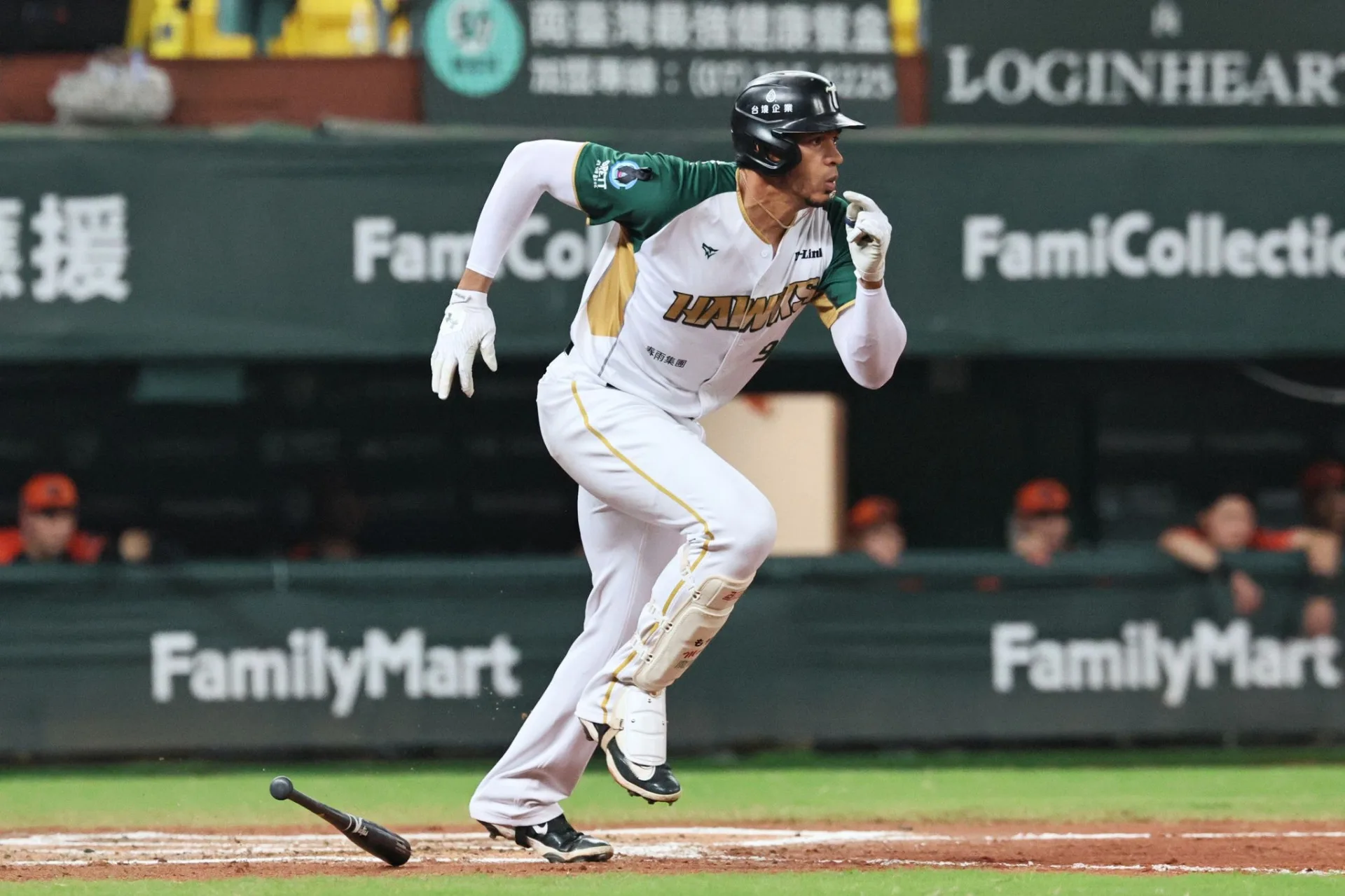 昨(22)日雄鷹迎戰統一7-ELEVEn獅隊,魔鷹正常出賽,擔任先發第4棒,他也擊出高飛犧牲打,送回團隊第1分,最終以7:1拿下勝利。翻攝自台鋼雄鷹 臉書