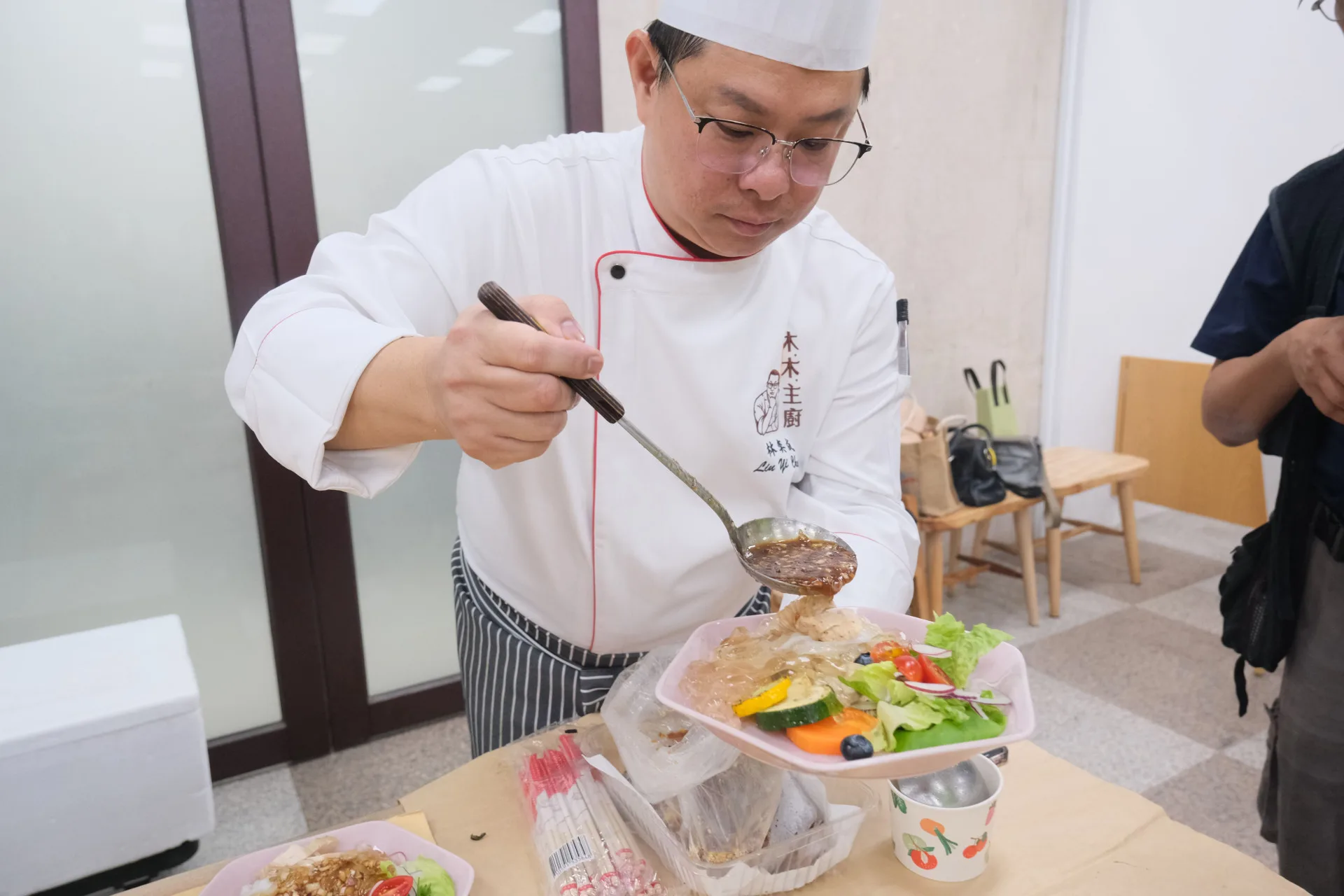 今年特地研發獨一無二的愛玉饗宴,將新埔粄條,加入紅九愛玉,以健康、低熱量為特色,讓遊客感受夏日清新的愜意。竹縣府提供