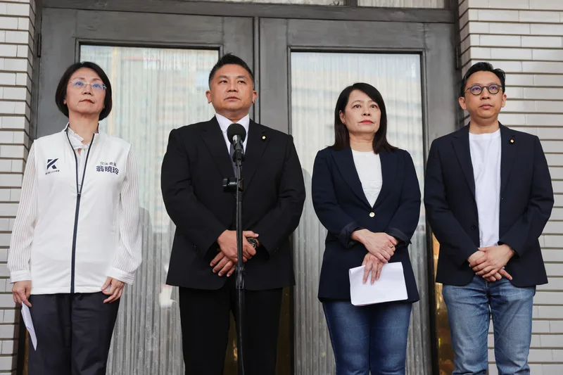 國民黨立法院黨團副書記長許宇甄（右2）、翁曉玲（左1）、立委吳宗憲（左2）、葛如鈞（右1）等人說明國民黨團決定再大法官人事同意權全數不同意。中央社