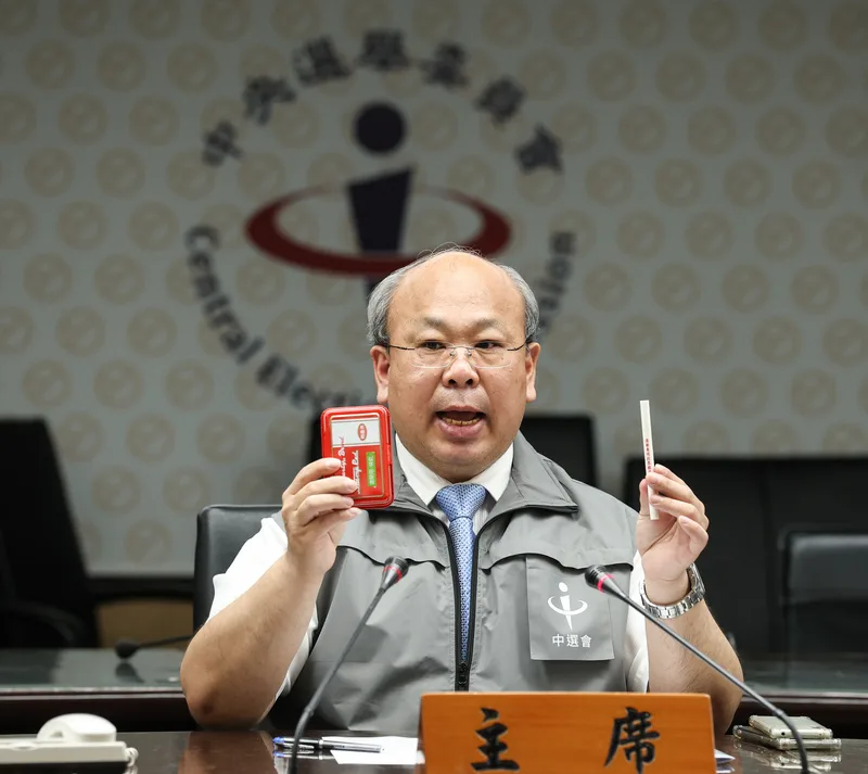 中選會副主委陳朝建說明，請投票人使用選委會提供的圈選工具，切勿聽信選務不實訊息。中央社