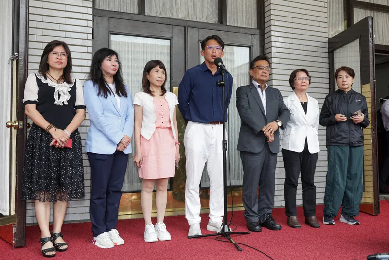 台灣民眾黨立法院黨團總召黃國昌（中）與黨籍立委在投票前舉行記者會，宣布大法官人事同意權案黨團立委全部不同意。中央社